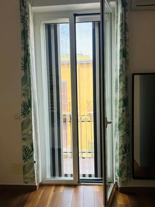 Trilocale Centrale Vista Mare - Mira'S Home Bari Ngoại thất bức ảnh